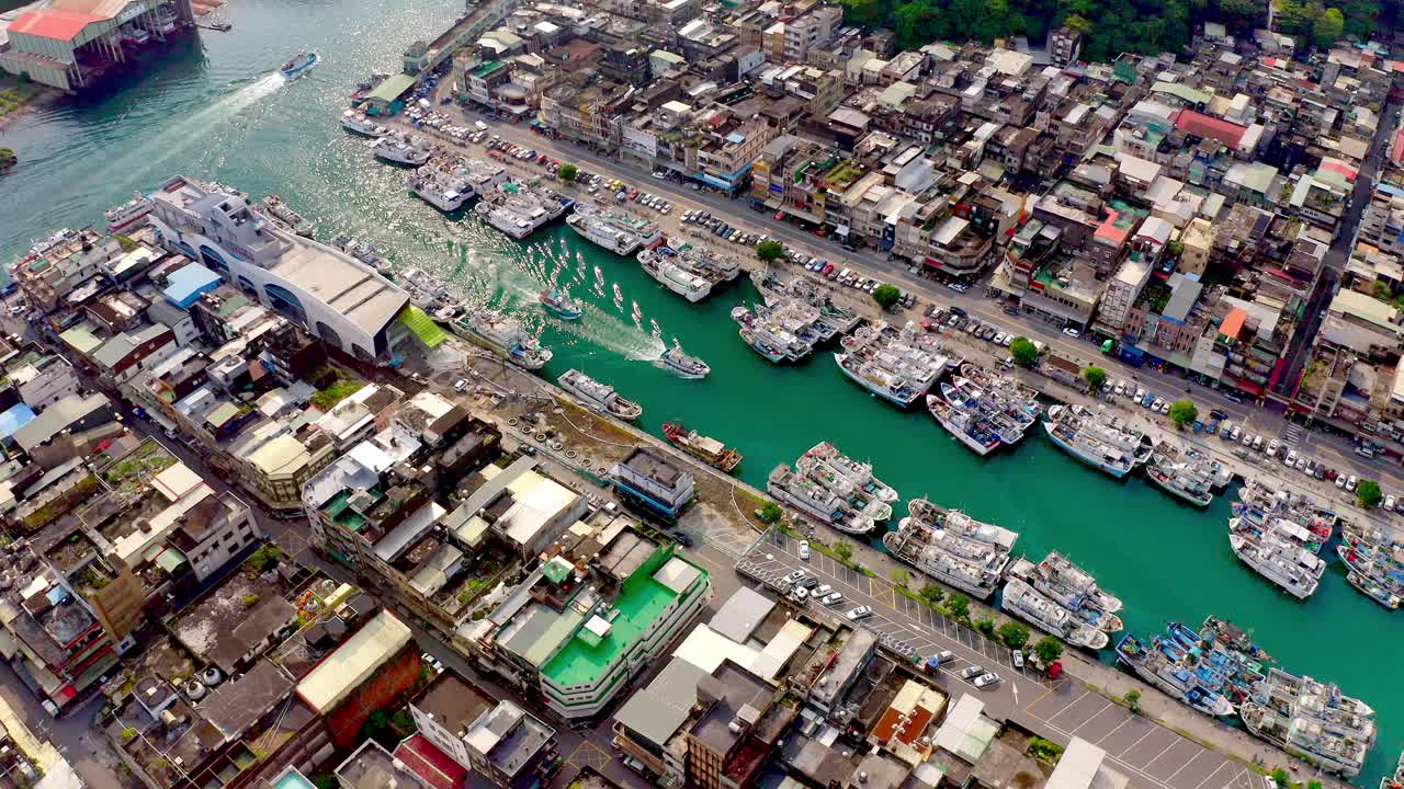 화창한 날 수아오 항구의 강만에서 순항하는 보트의 공중 하향식 샷 - 주차 보트와 선박이 있는 아름다운 도시 풍경
