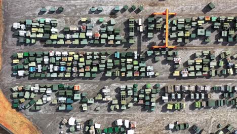 una vista aérea de una grúa portátil en movimiento rodeada de transformadores en el transformador industrial maddox en carolina del sur.