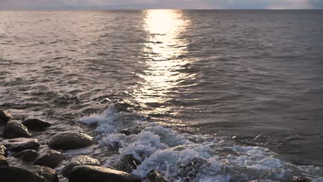 las olas del mar se llevan las piedras grandes