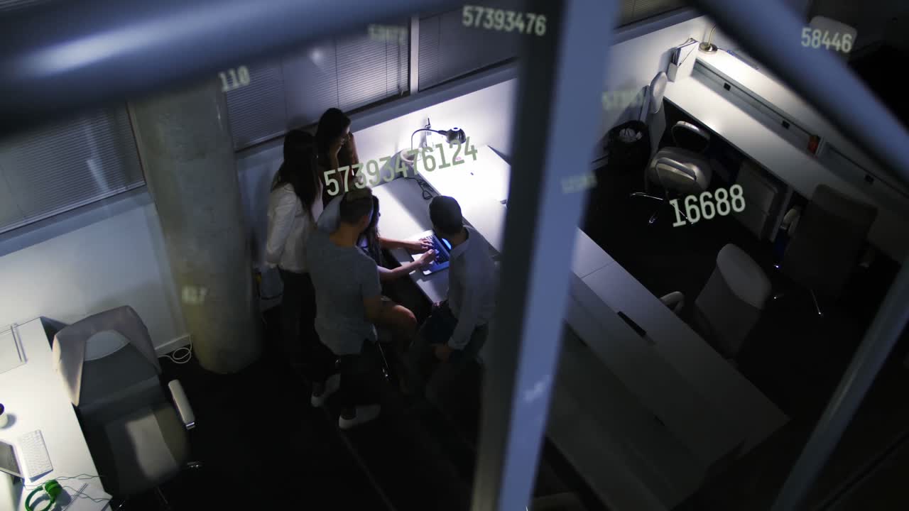 анимация меняющихся номеров под высоким углом зрения коллег, обсуждающих отчеты на ноутбуке