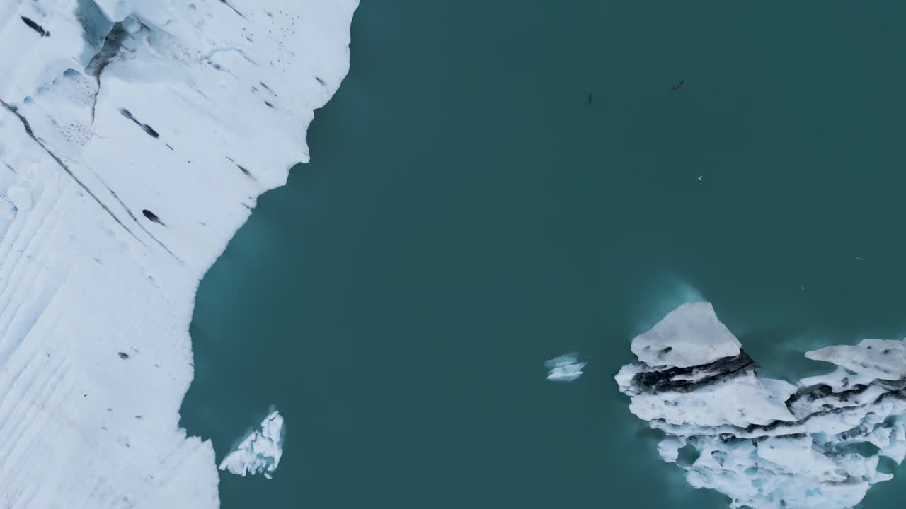 아이슬란드의 jokulsarlon 빙하 석호의 푸른 바다에서 빙산