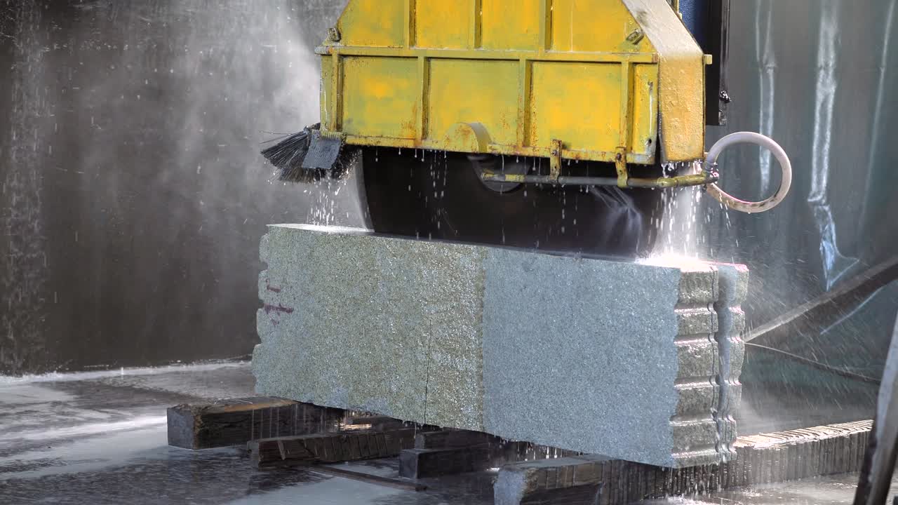 돌을 잘라내는 기계