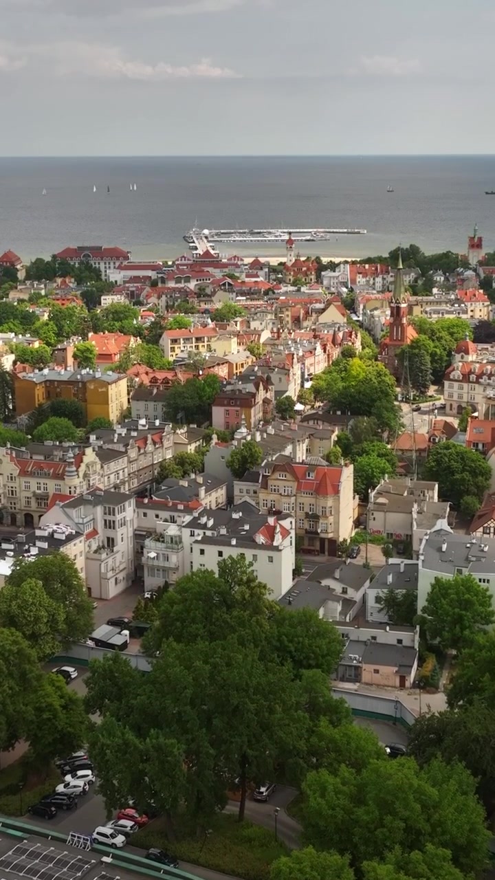 Ripresa verticale con drone che si alza verso il centro città di Sopot, estate in Polonia