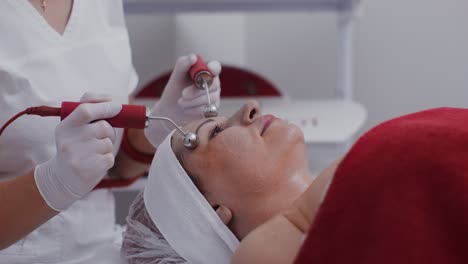 mujer que recibe tratamiento facial