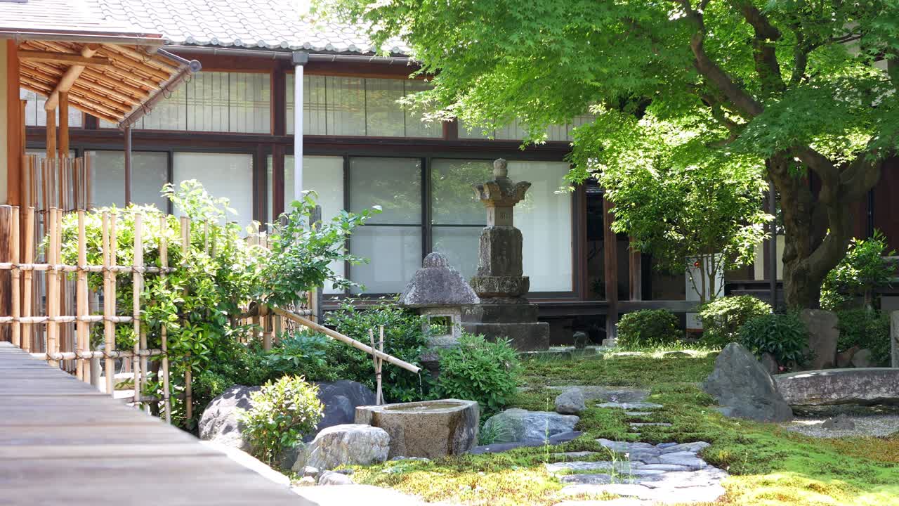 일본 정원 이 있는 불교 사원