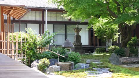 un templo budista con un jardín japonés
