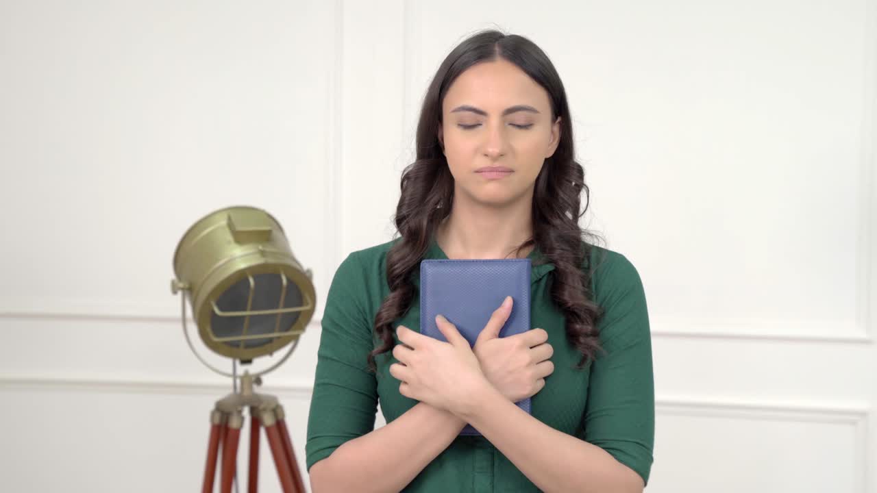 mujer india triste leyendo un libro