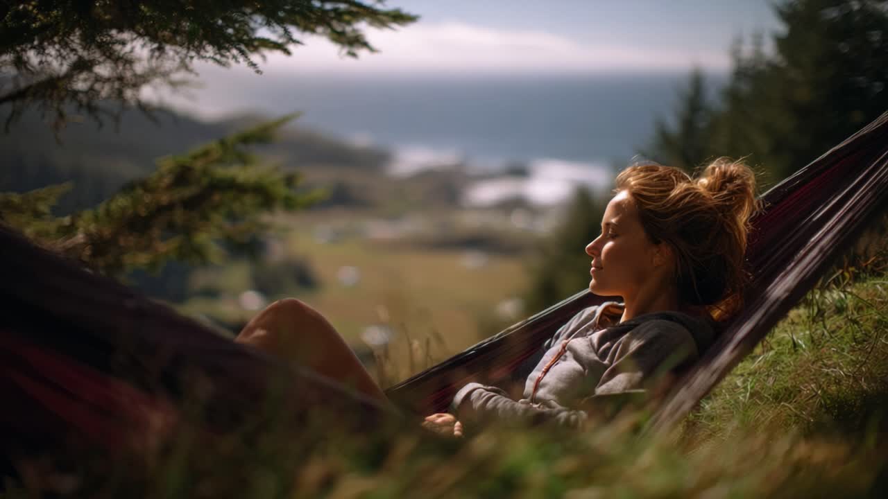Entspannung in der Natur: Ein friedlicher Moment der Besinnung und Ruhe in einer Hängematte mit Blick auf ein Gewässer und üppigem Grün im Hintergrund
