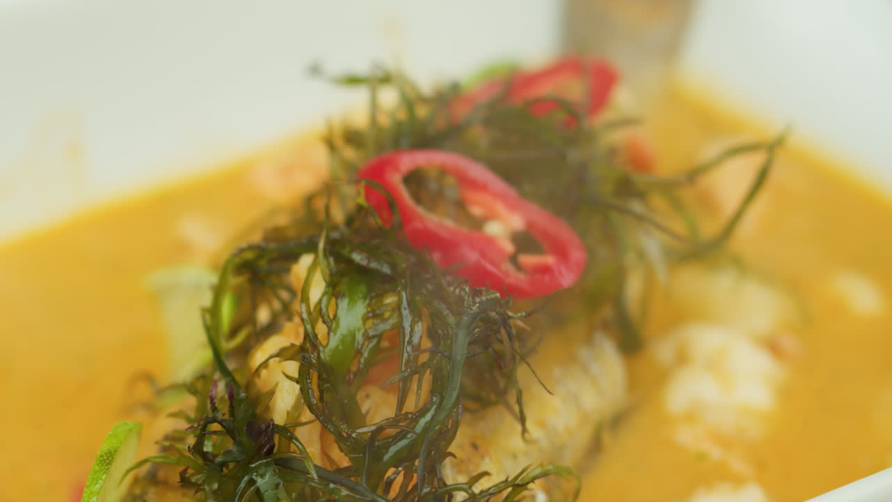 놀라운 느린 동작과 을 통해 색 접시에서 우아하게 제공되는 생선과 함께 페루 요리의 을 확대합니다.