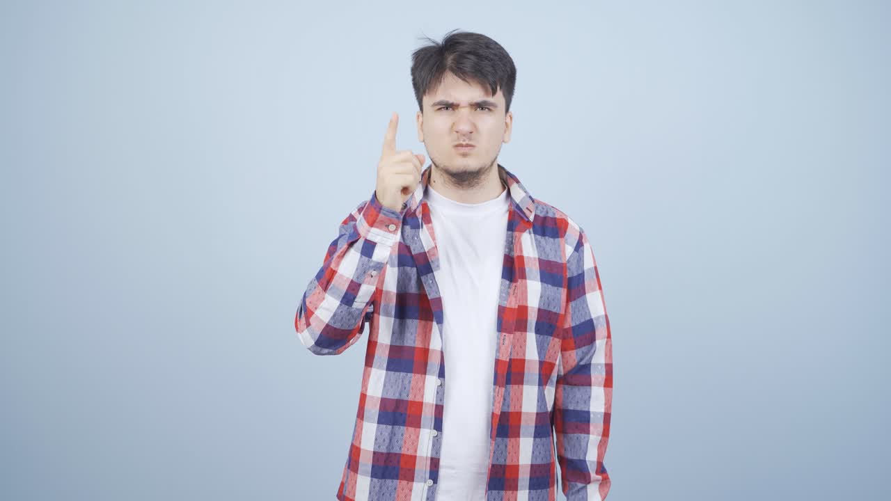 그 남자는 카메라를 쳐다보며 경고하고 있습니다.