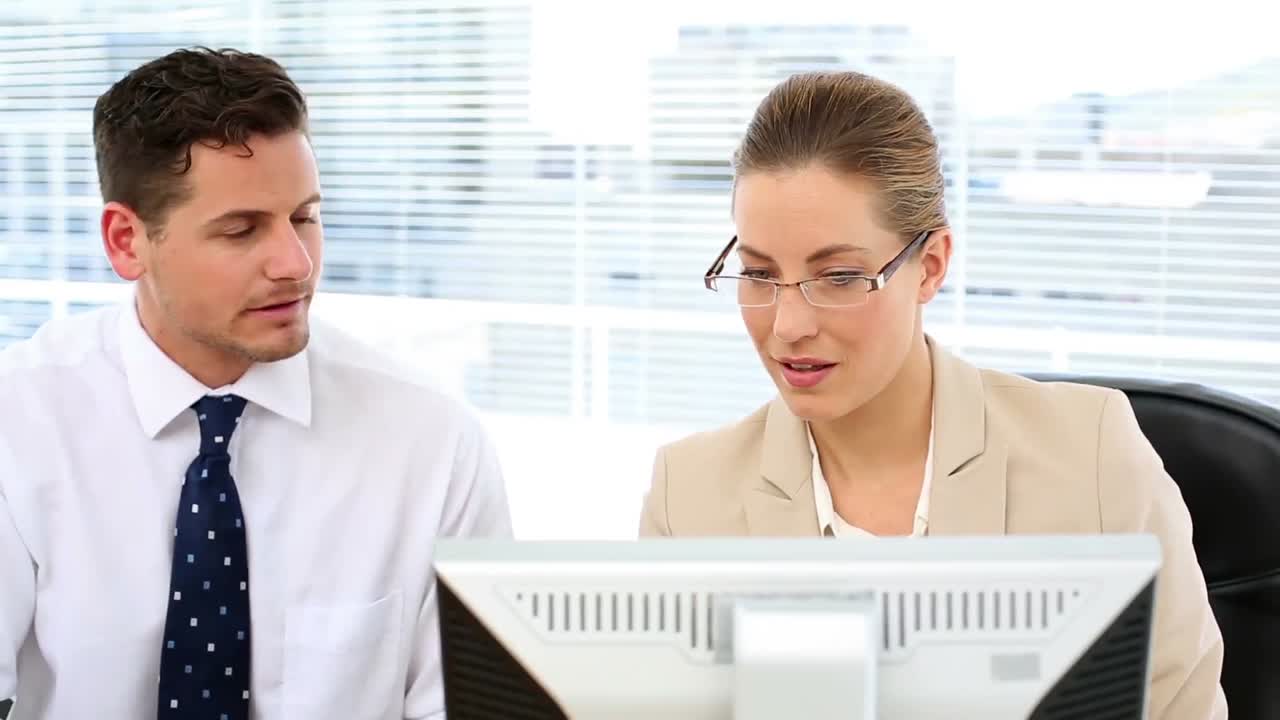 equipo de negocios enfocado mirando la pantalla de la computadora juntos