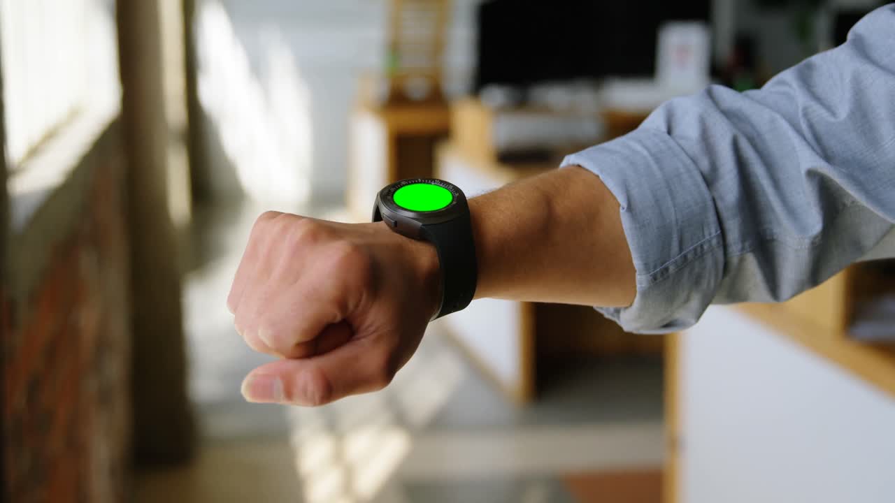 ejecutivo con su reloj inteligente 4k