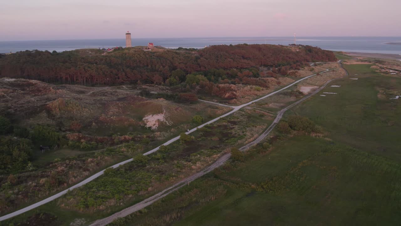 tiro ancho de la cadena de groene con el faro brandaris terschelling en la parte posterior, aero