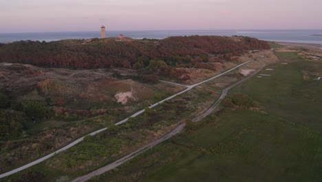 Weitwinkelaufnahme-Des-Grünen-Strandes-Mit-Dem-Leuchtturm-Brandaris-Terschelling-Im-Hintergrund,-Luftaufnahme