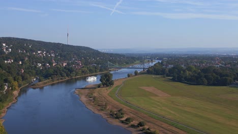 Großartiges-Luxus-Kreuzfahrtschiff-Auf-Einem-Ruhigen-Fluss