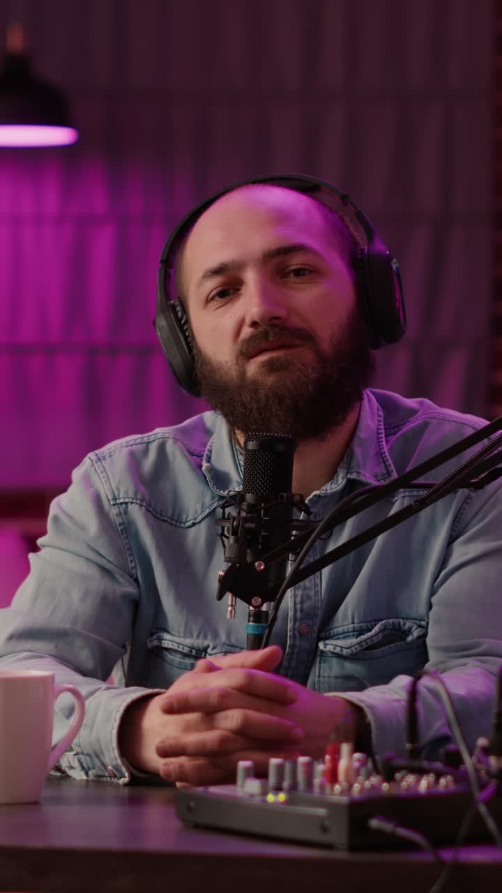 Uomo che registra un podcast in uno studio