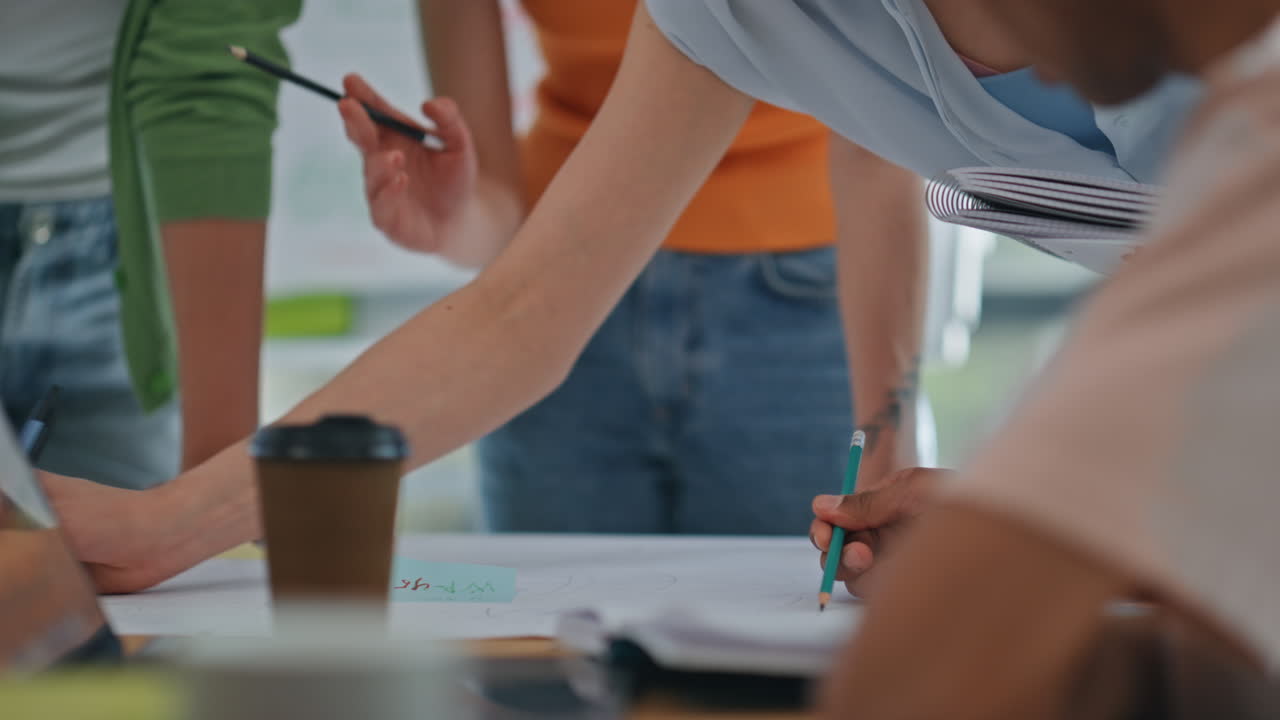 창의적인 사람들이 테이블에서 전략을 그리고 프로젝트를 만드는 팀