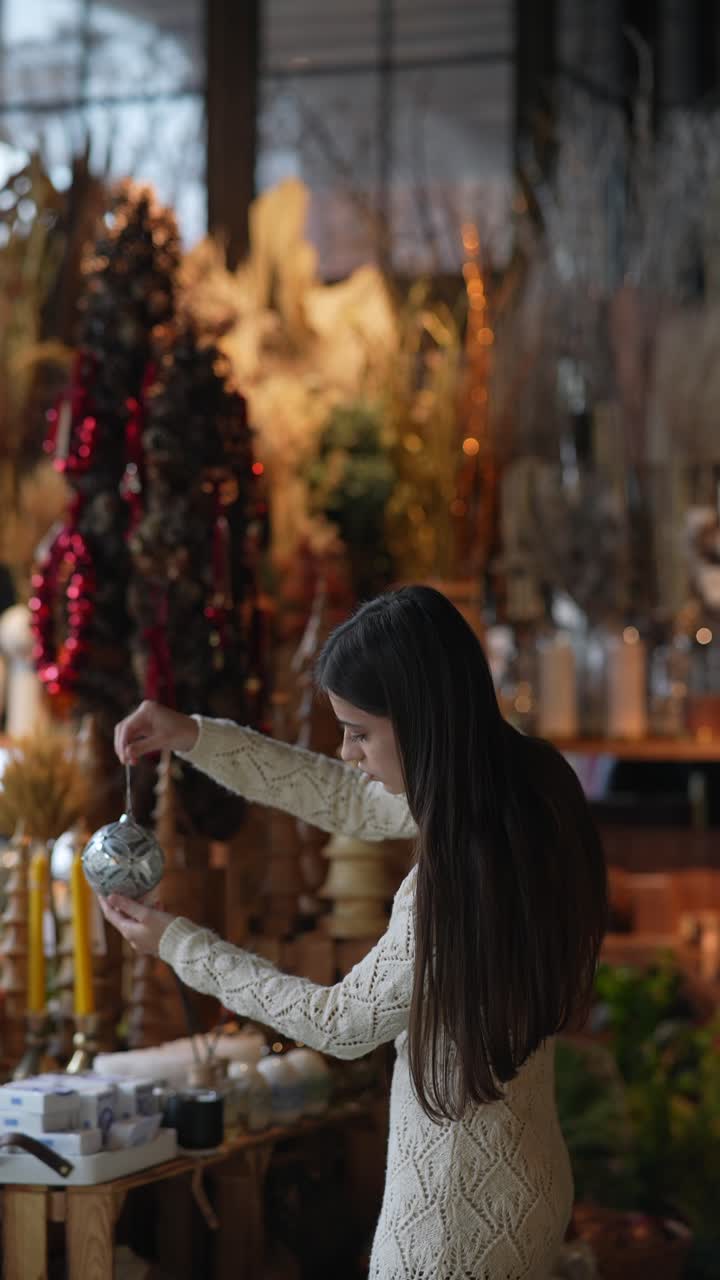 una mujer joven comprando decoraciones de navidad.