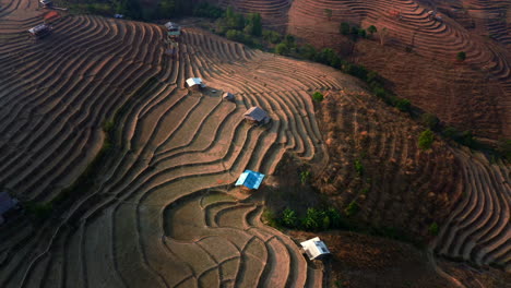 terrazas de plantación de arroz seco y aldeas después de la cosecha en tailandia