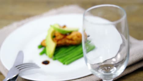 verduras picadas decoradas en un plato con vino