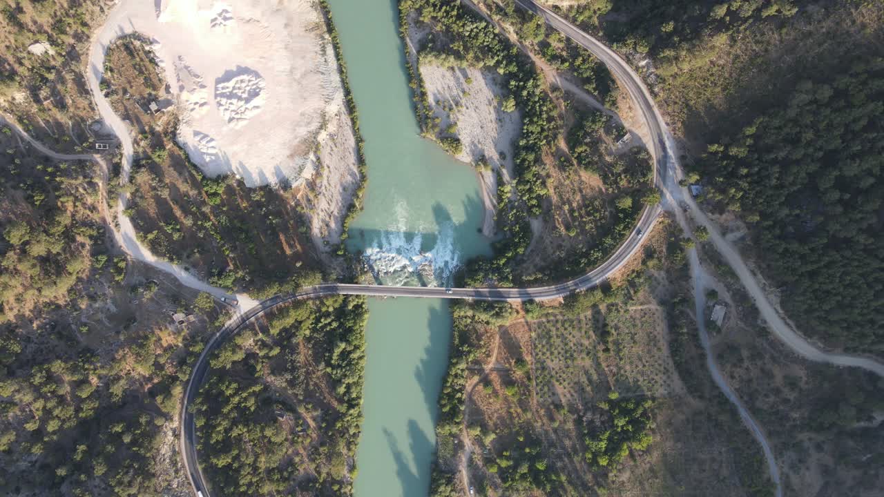 puente que cruza el río dentro del valle