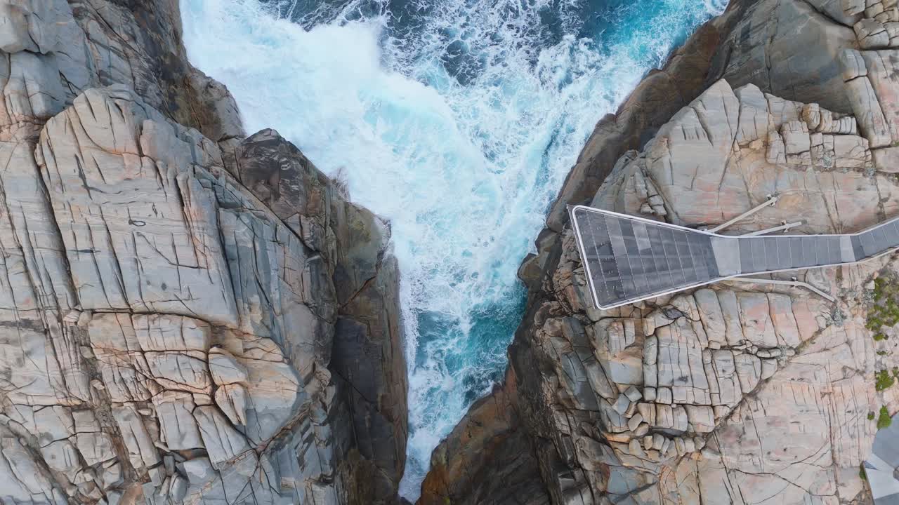 Ripresa aerea con drone dall'alto del ponte panoramico The Gap ad Albany, Australia Occidentale