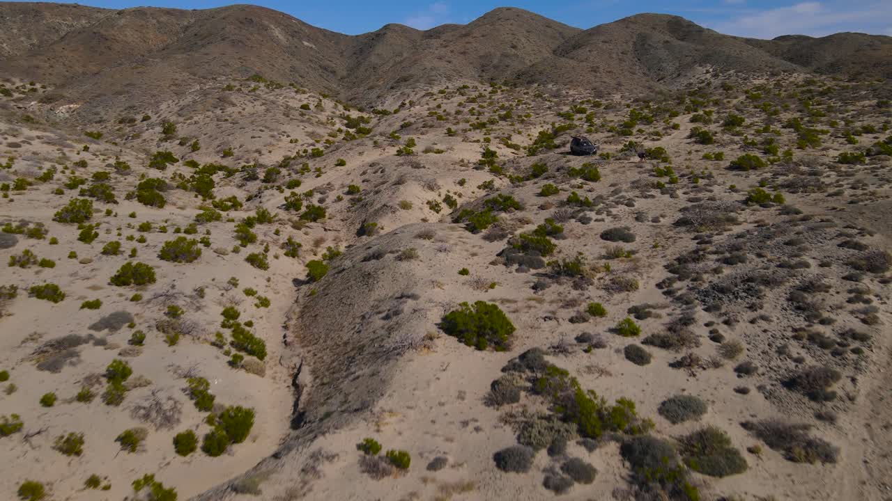 희박 한 질 을 가진 사막 풍경 위 의 공중 도리