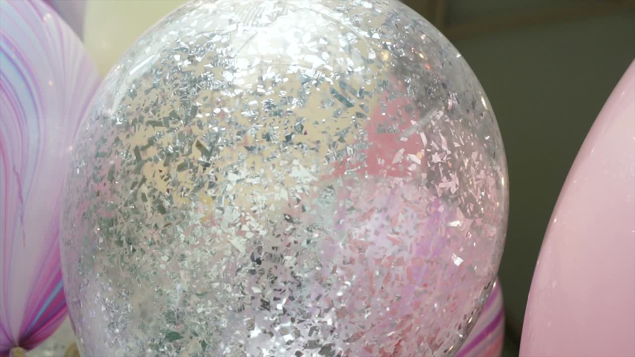 dolly disparó globos de colores en la fiesta. color pastel. concepto festivo y de cumpleaños