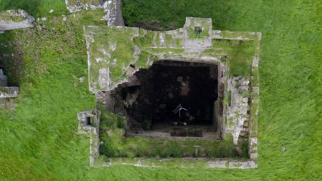 el interior del castillo de srah con las cimas cubiertas de hierba con importancia antropológica