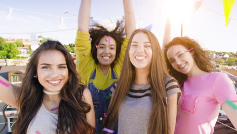 amigas celebrando en un techo