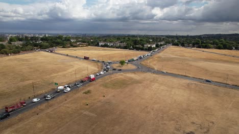 Hora-Punta-Tráfico-Blackheath-Londres-Reino-Unido-Drone-Vista-Aérea-En-Sequía-De-Verano