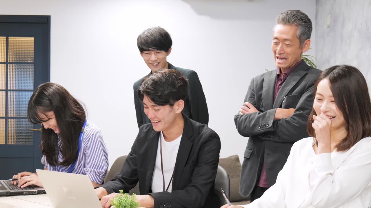 사무실에서 일하는 사업가