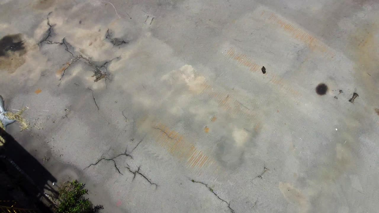 날씨에 싸인 외관은 주변 건물과 구조물에 엄숙한 그림자를 던집니다.