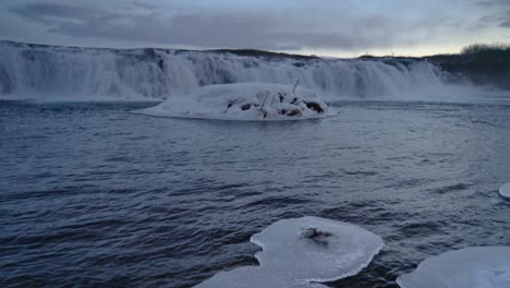 Gefrorener-Fluss-Und-Faxi-wasserfall-In-Der-Dämmerung-Im-Goldenen-Kreis-Island