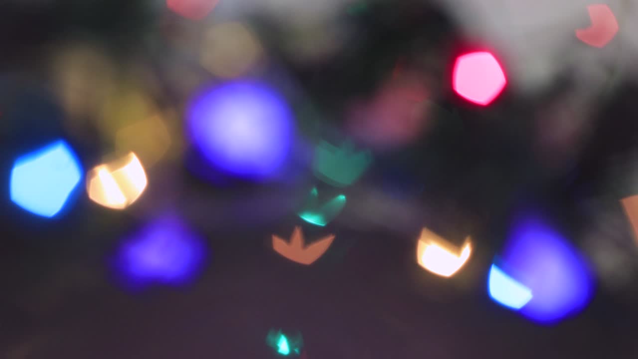 fuera de foco las luces de colores de navidad parpadean hermosamente.