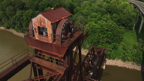 Old-Rusty-Truss-Lift-Bridge-Over-White-River-Near-Twin-City-Riverfront-Park-In-De-Valls-Bluff,-Arkansas,-USA