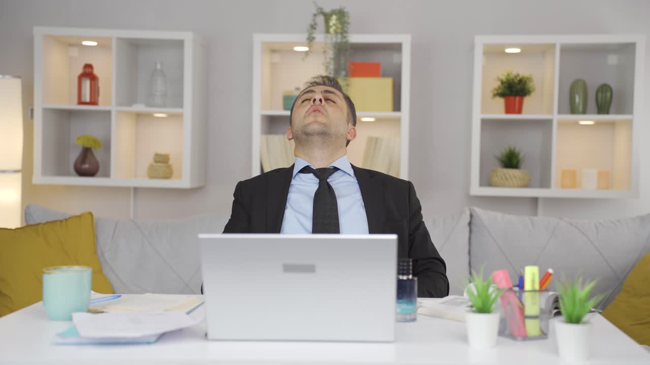 호흡곤란으로 고통받는 홈 오피스 워커.