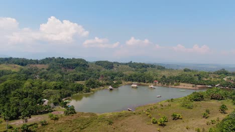 Faszinierender-4K-Panoramablick-Aus-Der-Luft-über-Den-üppig-Grünen-Tropischen-Regenwald-Und-Die-Laguna-De-Los-Milagros-In-Tingo-Maria,-Amazonasgebiet-In-Peru