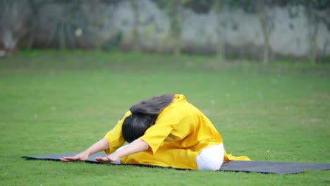 Yoga-Avanzado-Realizado-Por-Una-Niña-India