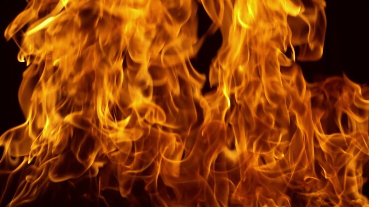 Feuerflammen auf schwarzem Hintergrund in Zeitlupe