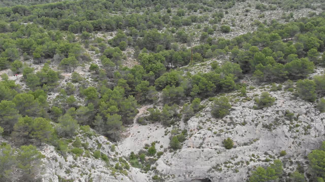 Scogliere rocciose delle montagne di Alcoi, Valencia, Spagna, con arbusti, ripresa drone.