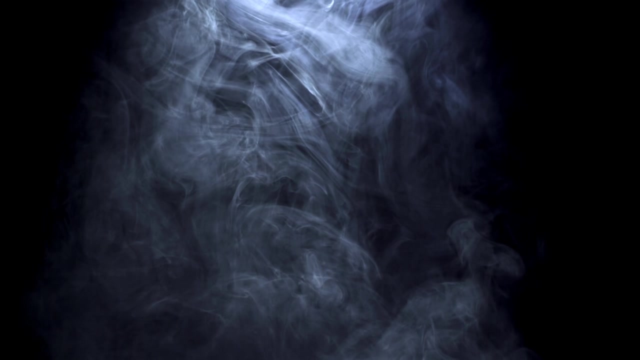 Fumo bianco denso e nebbia che turbinano su sfondo nero