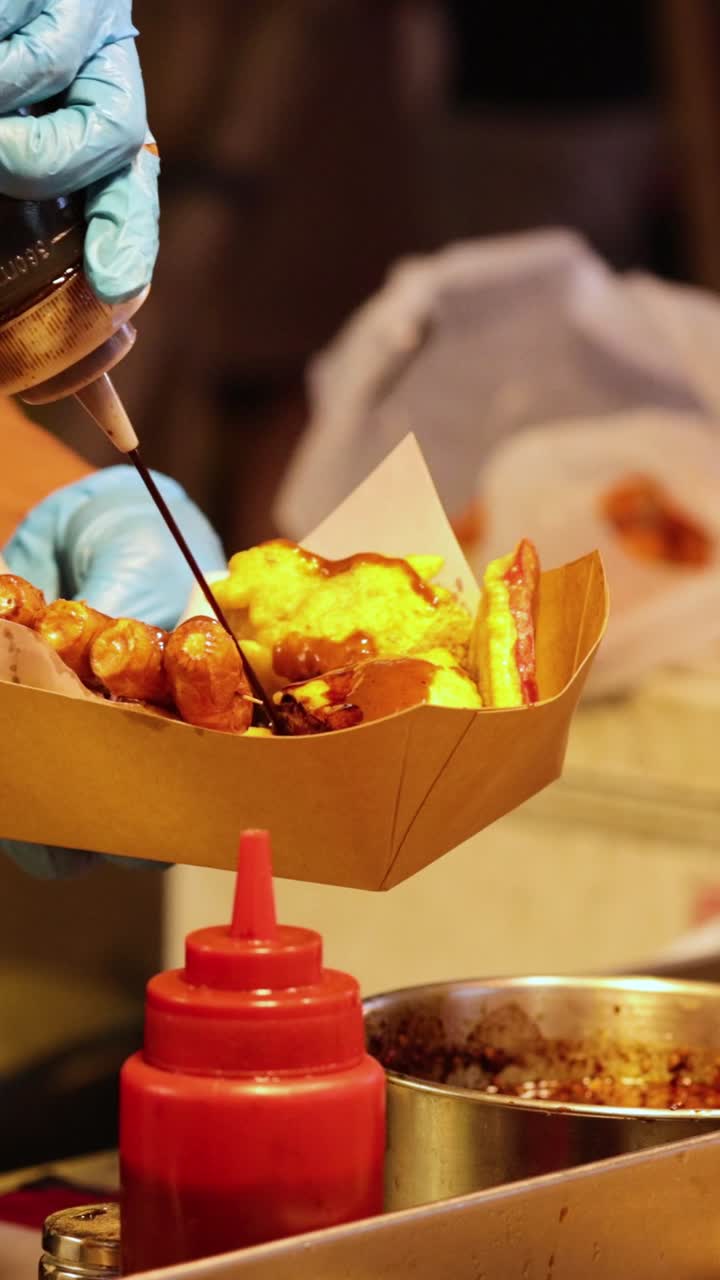 vendedor prepara y sirve comida callejera en hong kong