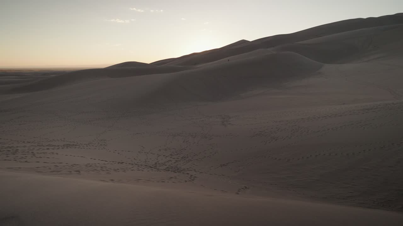 las dunas de arena al atardecer