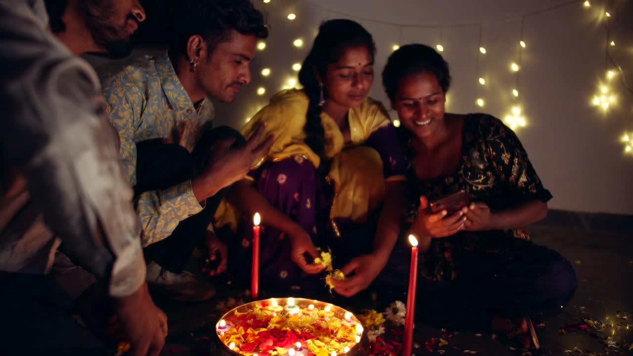 Přátelé a rodina zdobí na hinduistický festival Diwali