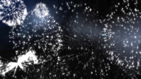 Animation-Mehrerer-Explodierter-Weißer-Feuerwerkskörper-Auf-Schwarzem-Hintergrund
