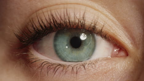 Nahaufnahme-Makro-Augenöffnung-Schöne-Blaue-Iris-Natürliche-Schönheit