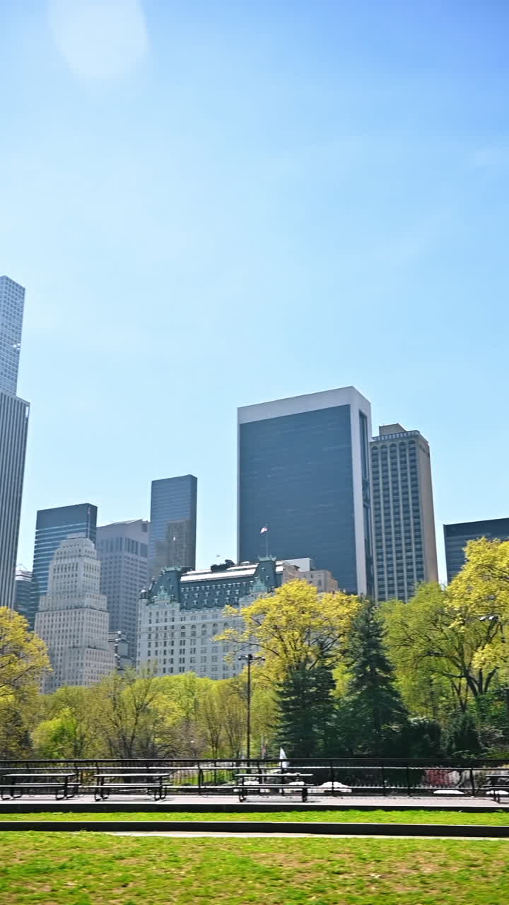 Arranha-céus elevando-se acima da paisagem primaveril do Central Park.