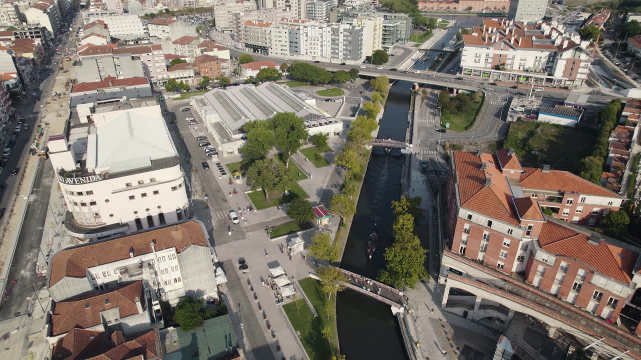 vista de ángulo alto del paisaje urbano de aveiro y majestuoso canal con canoas, vista de órbita aérea