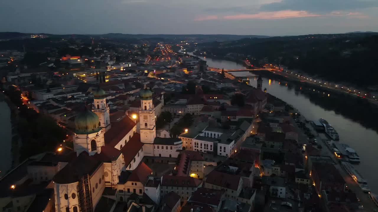Passau, città tedesca di notte, con volo orbitale attorno alla cattedrale cittadina al tramonto.